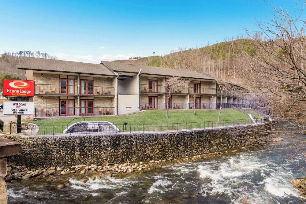 Econo Lodge Inn & Suites on the River 1