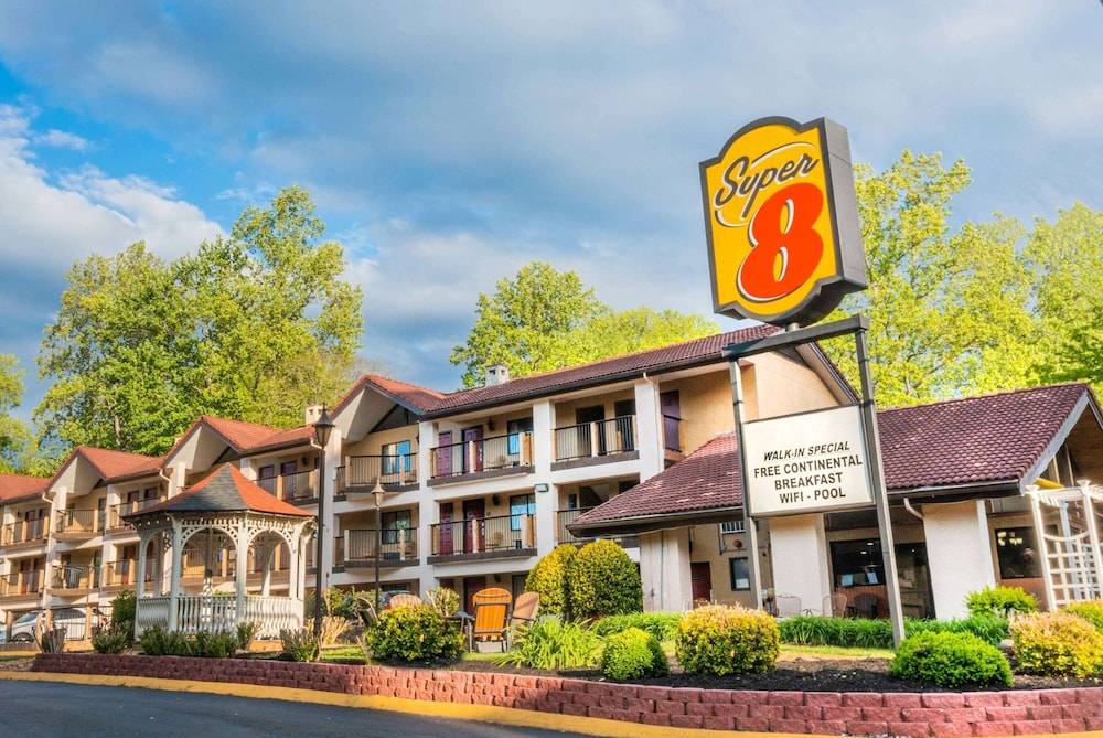 Super 8 by Wyndham Downtown Gatlinburg at Convention Center 1