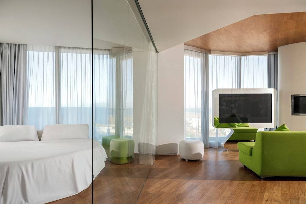 i-Suite Hotel 1