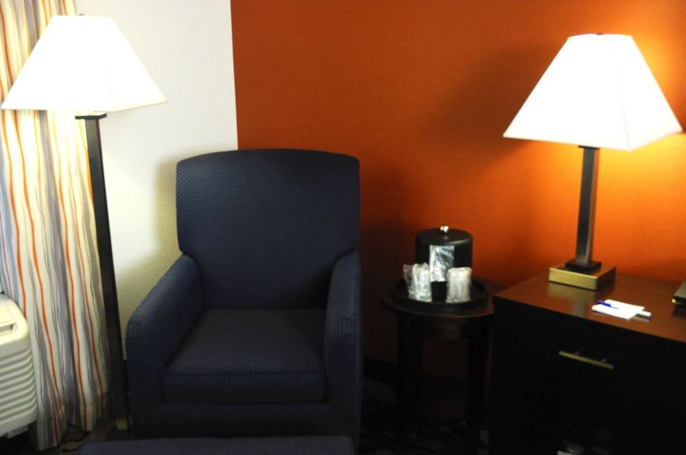 Holiday Inn Express & Suites GREENFIELD by IHG 2
