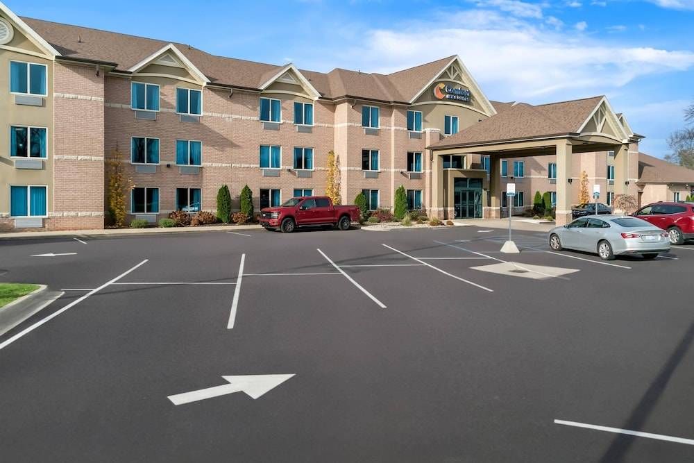 Comfort Inn & Suites Taylor - Detroit 1