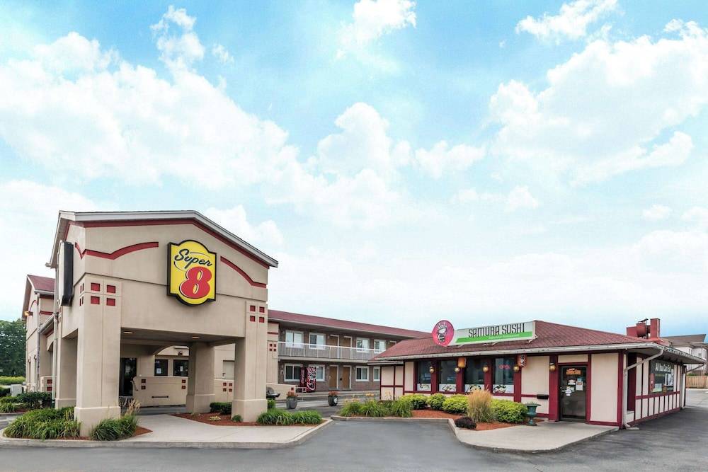 Super 8 by Wyndham Guelph 1