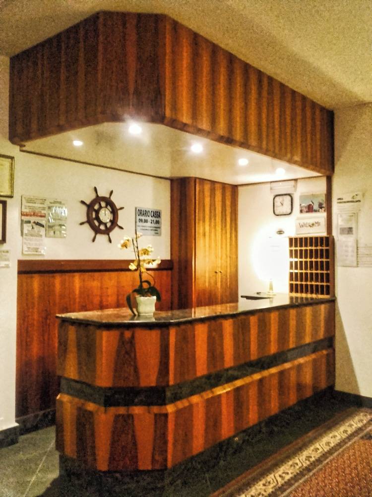 Hotel Caesar B&B Fronte Mare in Centro di Milano Marittima 2