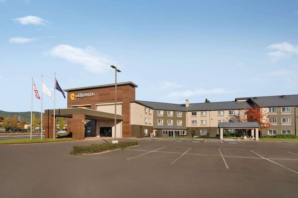 La Quinta Inn & Suites by Wyndham Springfield 1