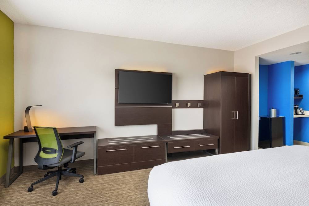 Holiday Inn Express & Suites SPRING HILL by IHG 2