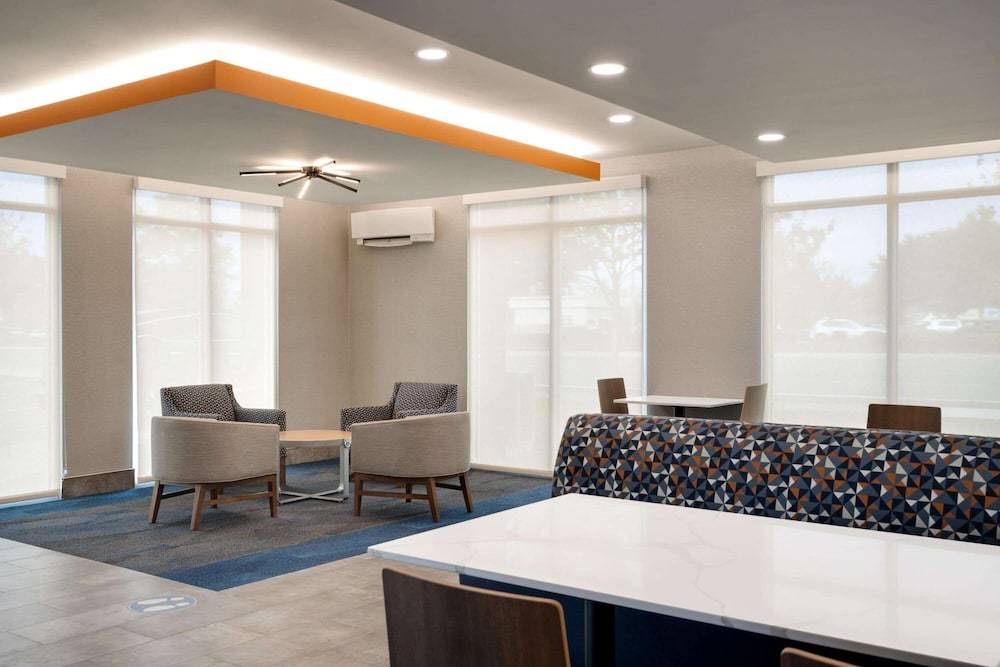 La Quinta Inn & Suites by Wyndham Springfield 2