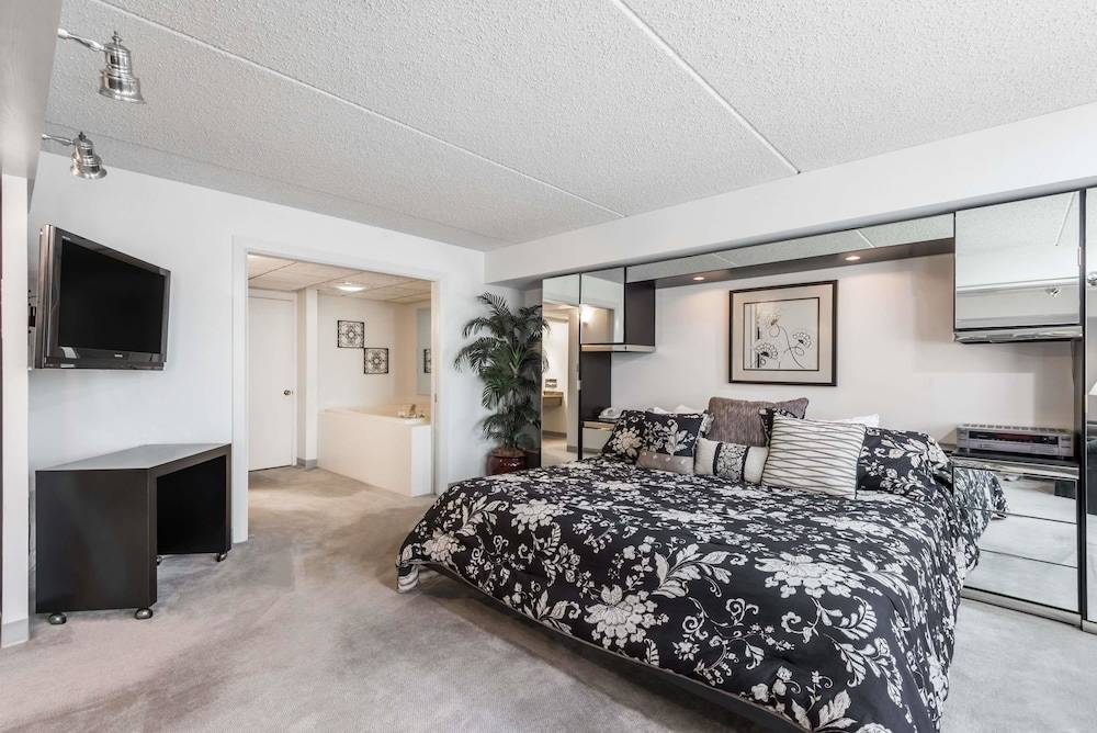 Ramada Plaza By Wyndham Hagerstown 2