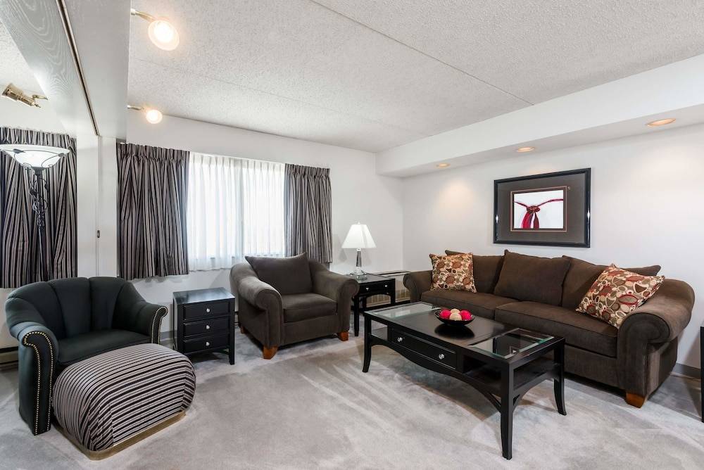 Ramada Plaza By Wyndham Hagerstown 1