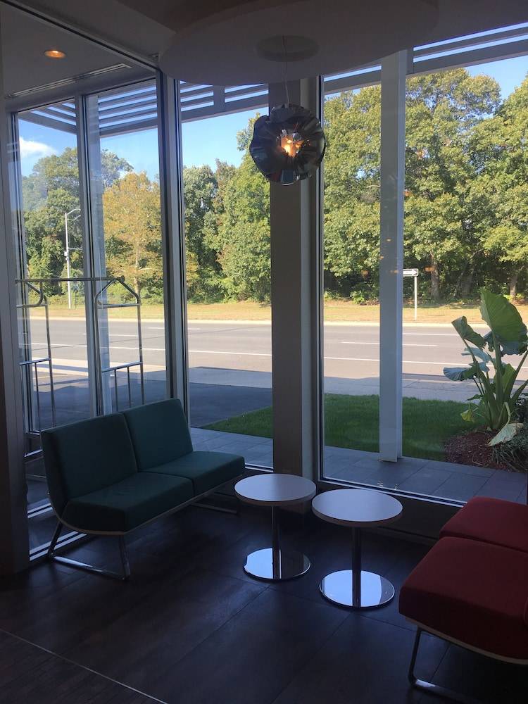 Ramada by Wyndham Rockville Centre 2