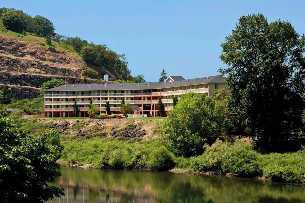 The Lodge at Roseburg 1