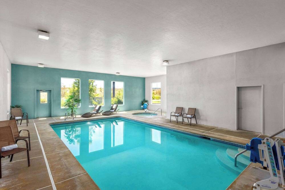 Super 8 by Wyndham Roseburg 1