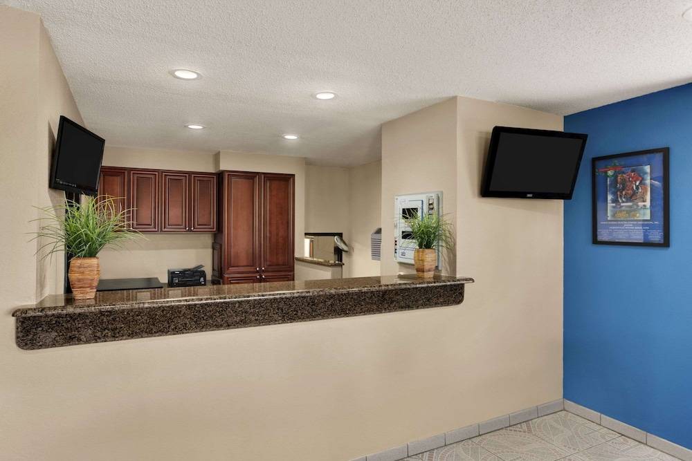 Days Inn by Wyndham Orange Park/Jacksonville 1