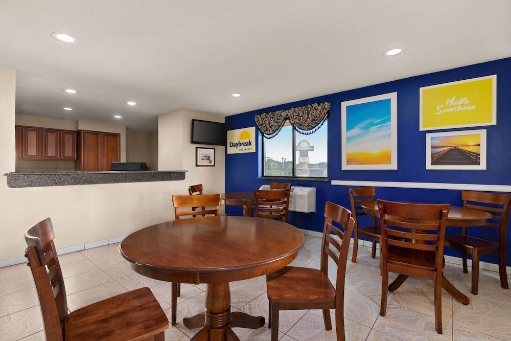 Days Inn by Wyndham Orange Park/Jacksonville 2