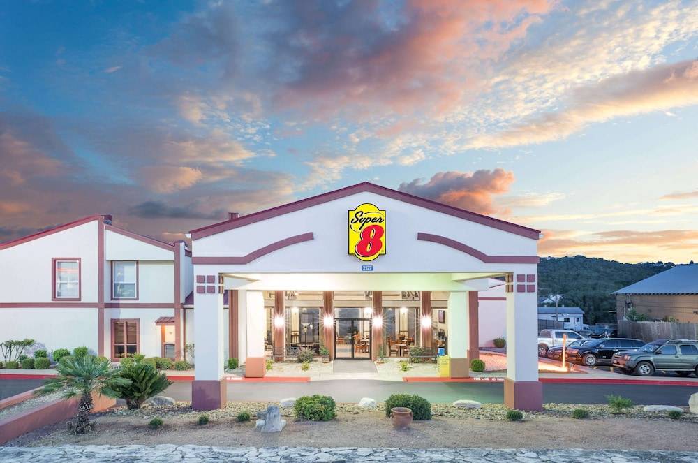 Super 8 by Wyndham Kerrville TX 1