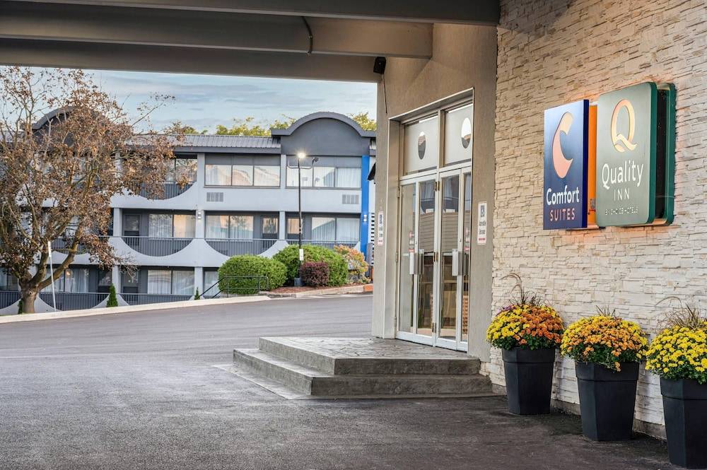 Quality Inn & Conference Centre Kingston Central 1