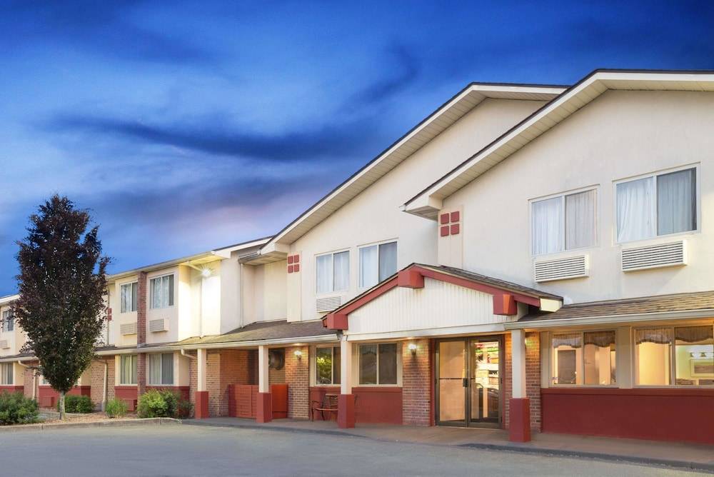 Super 8 by Wyndham Kingston 1