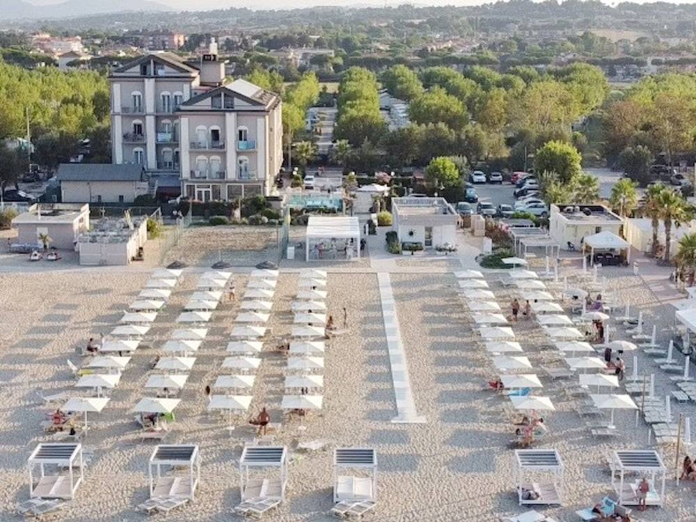 Hotel Liberty Beach - Parking & Beach 1