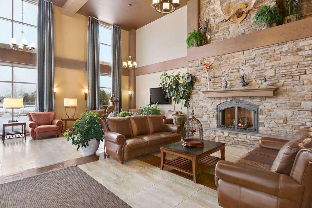 Days Inn by Wyndham Levis 2