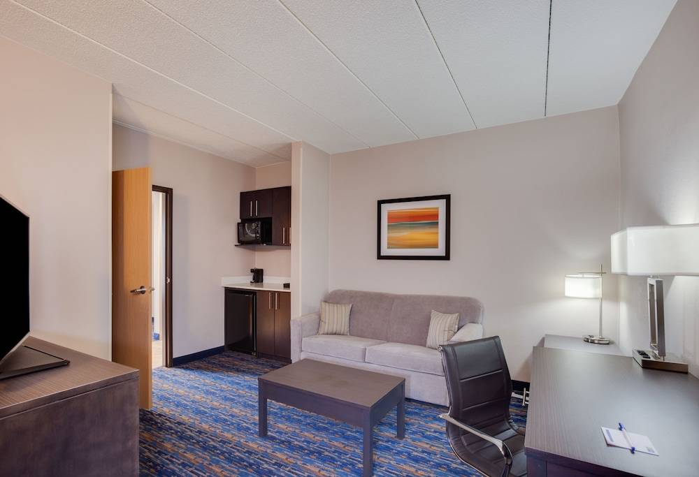 Holiday Inn Express & Suites I-95 CAPITOL BELTWAY-LARGO by IHG 1