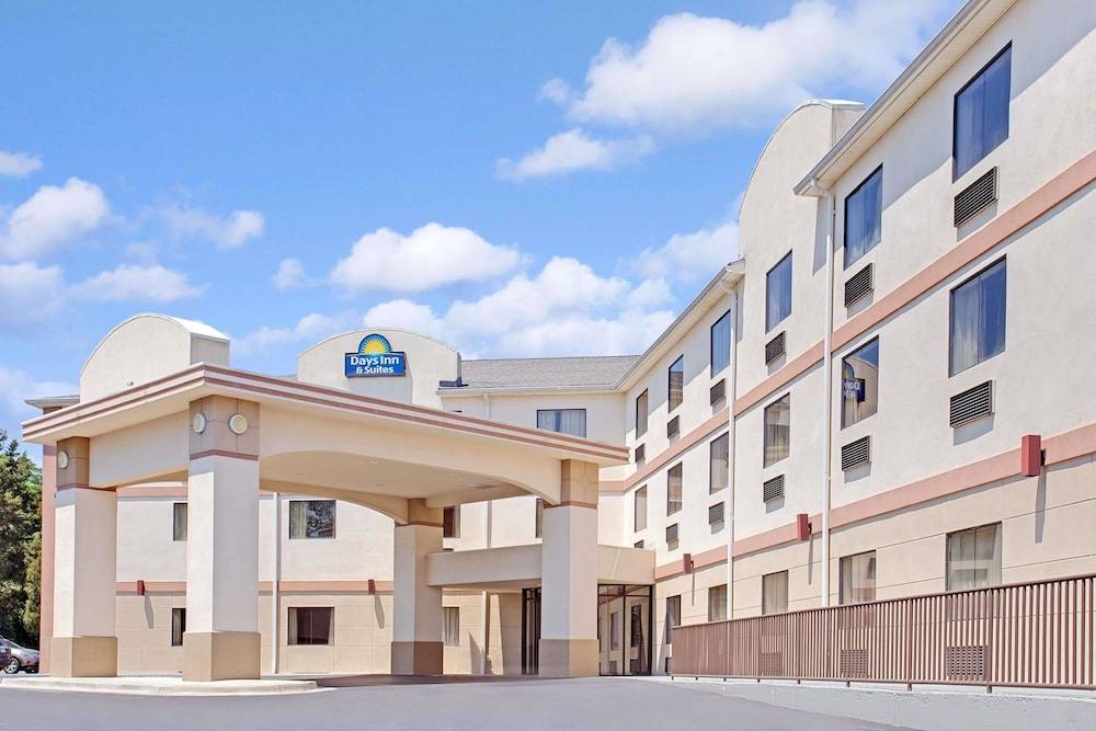 Days Inn & Suites by Wyndham Laurel Near Fort Meade 1