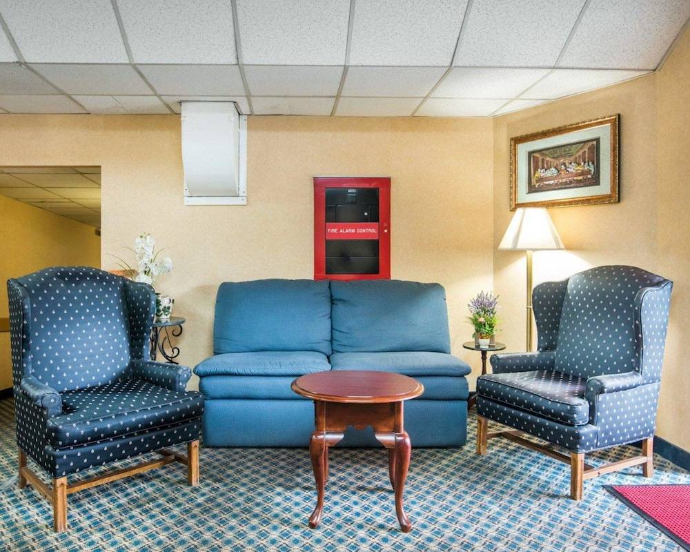 Econo Lodge Manchester 2