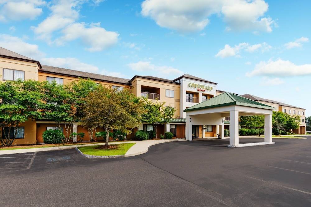 Courtyard by Marriott Manchester-Boston Regional Airport 1