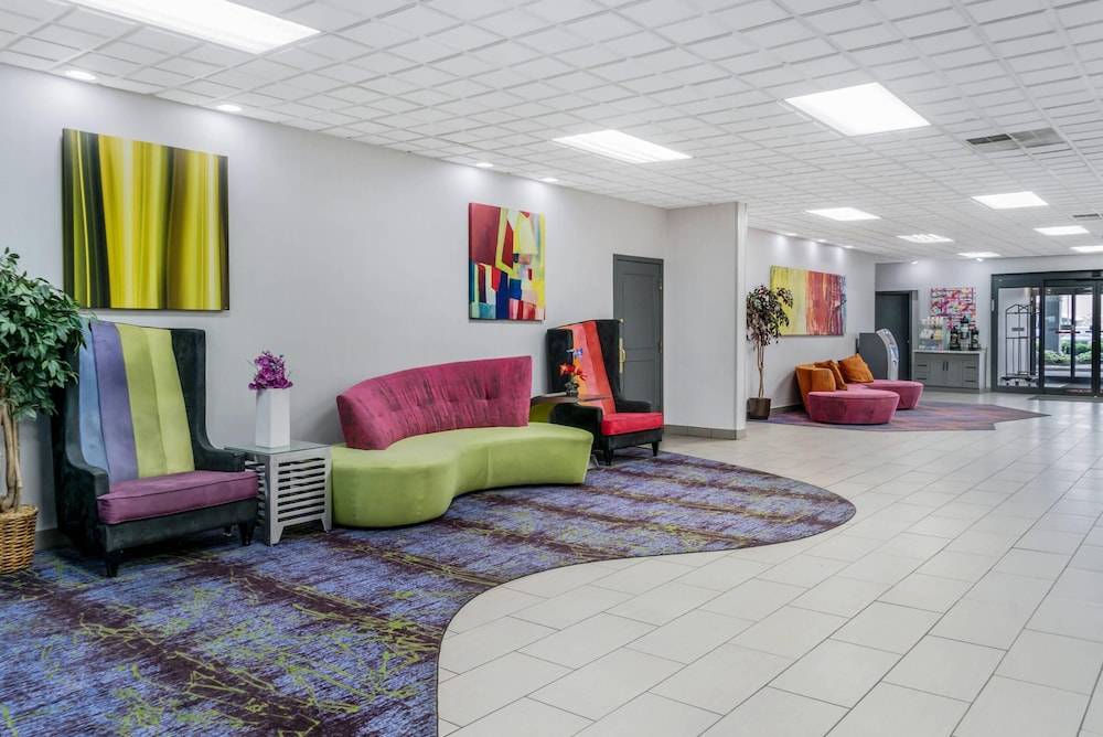 Quality Inn & Suites Livonia - Detroit 2