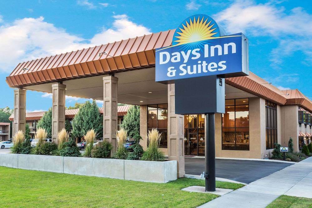 Days Inn & Suites by Wyndham Logan 1