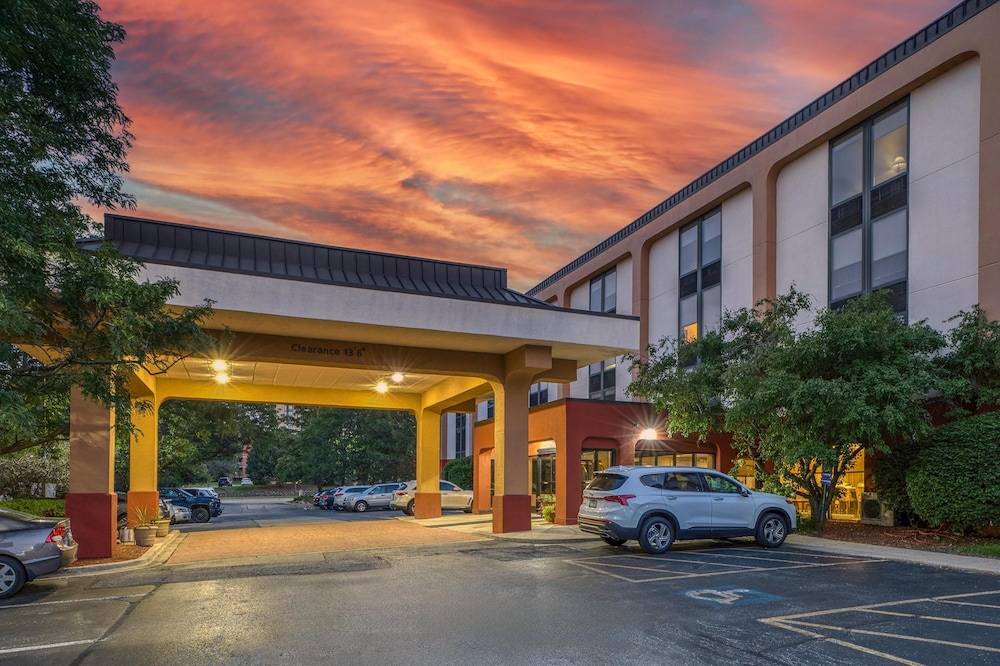 SureStay Plus Hotel by Best Western Chicago Lombard 1