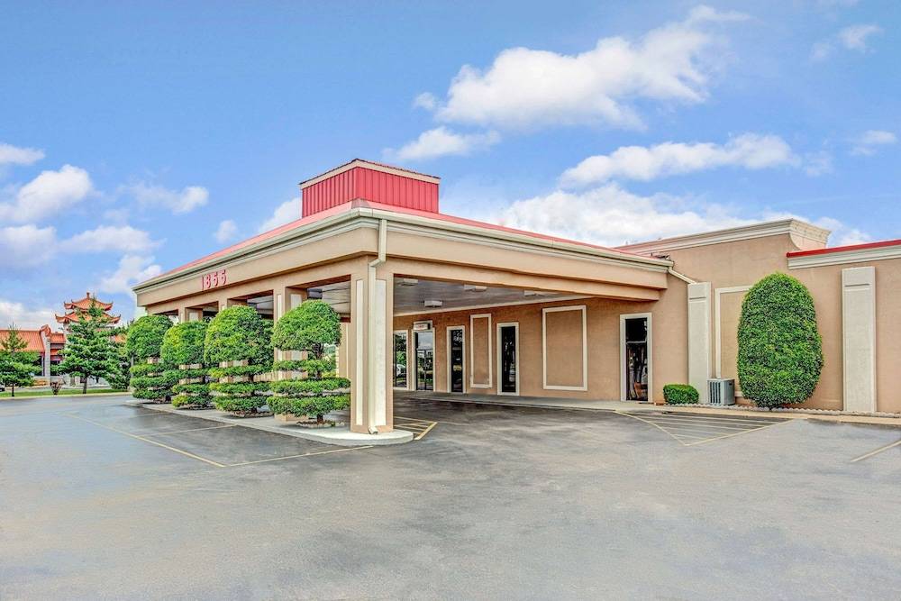 Ramada by Wyndham Murfreesboro 1