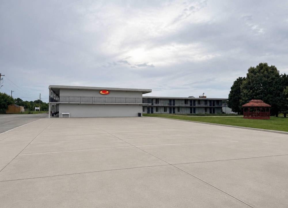 Econo Lodge Calhoun South 1