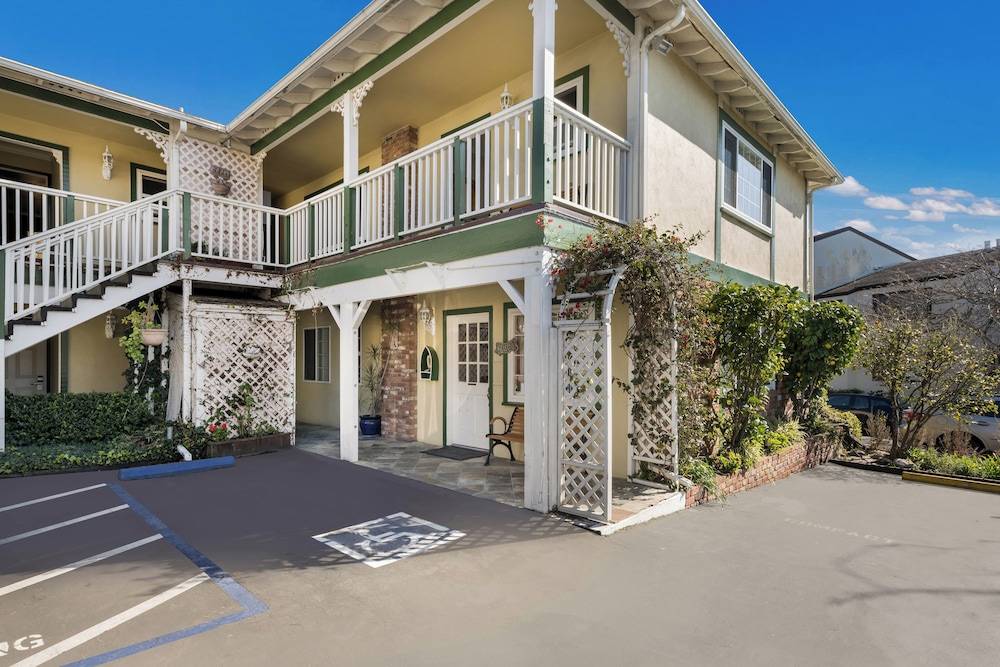 Carmel Inn & Suites 1
