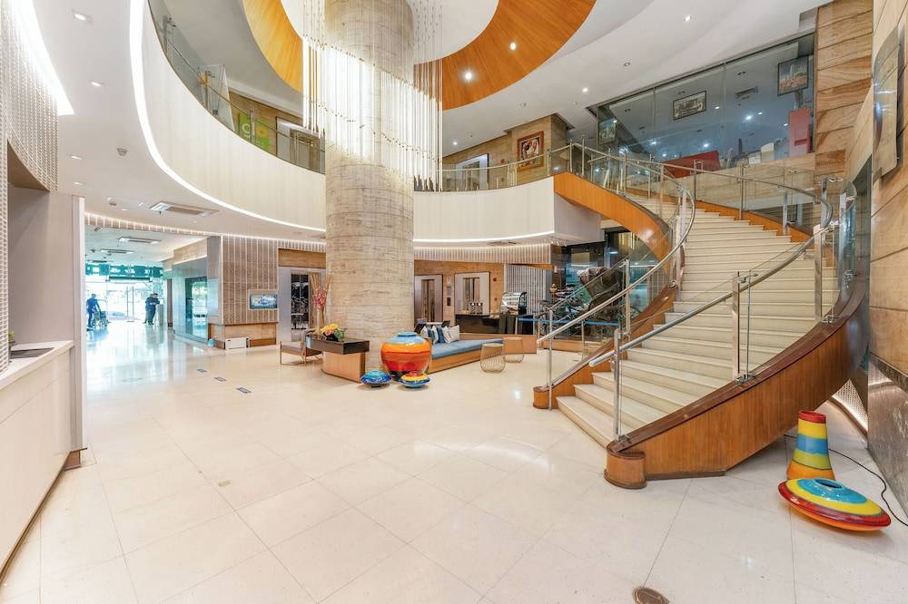 Crown Regency Hotel & Towers 2