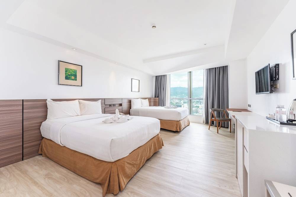 Crown Regency Hotel & Towers 1