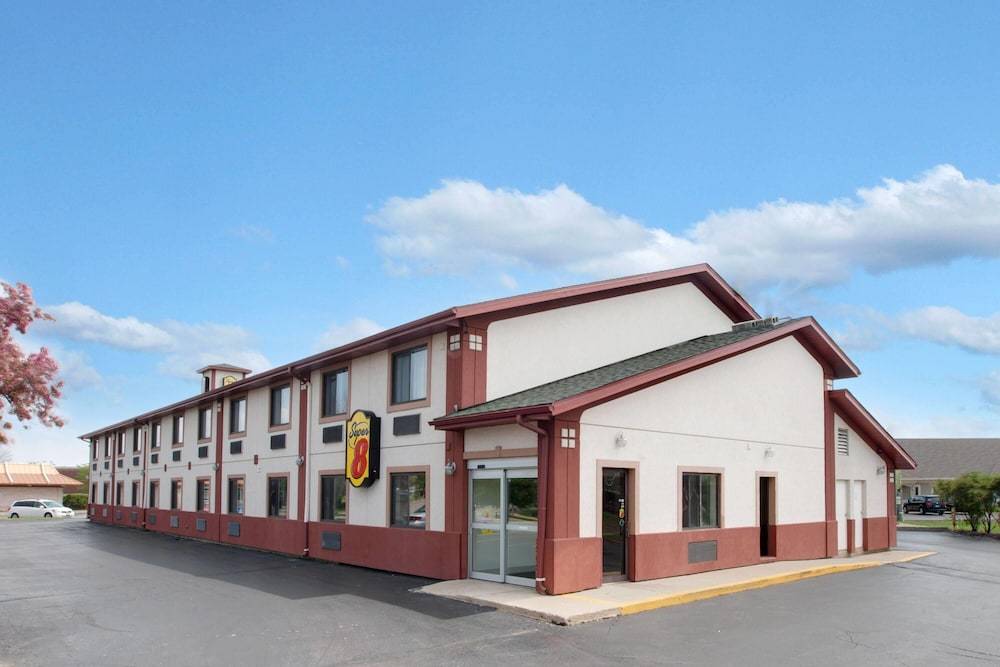 Super 8 by Wyndham Crystal Lake 1
