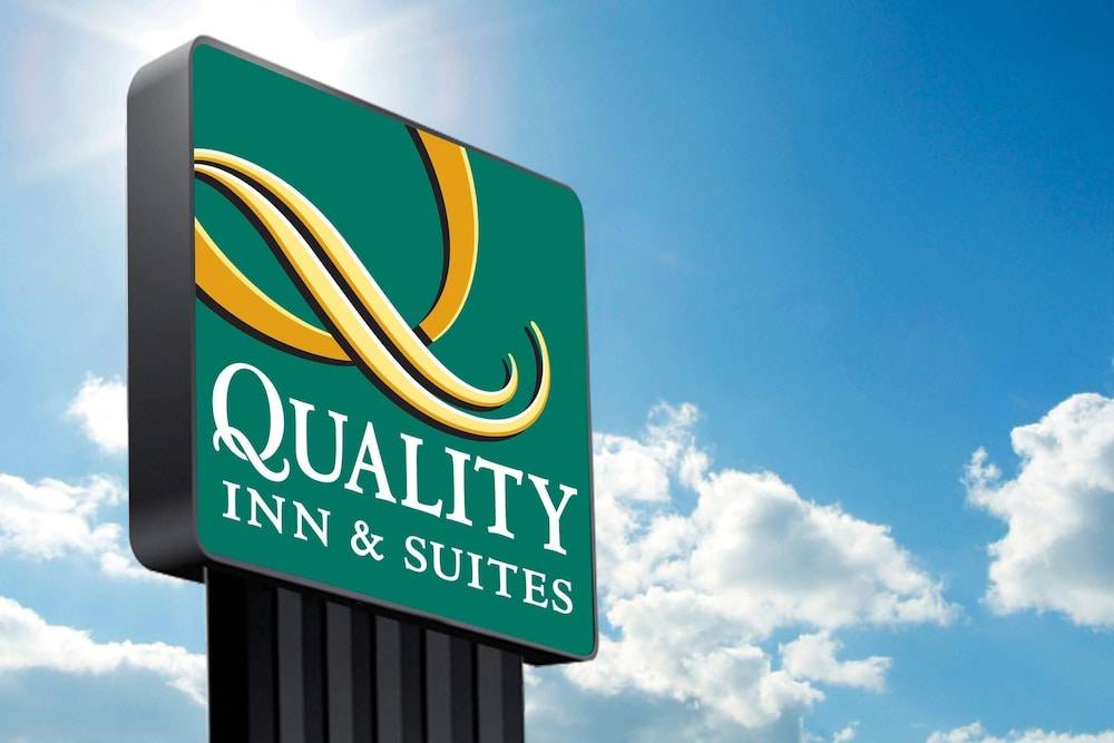 Quality Inn & Suites Woodstock near Lake Geneva 1