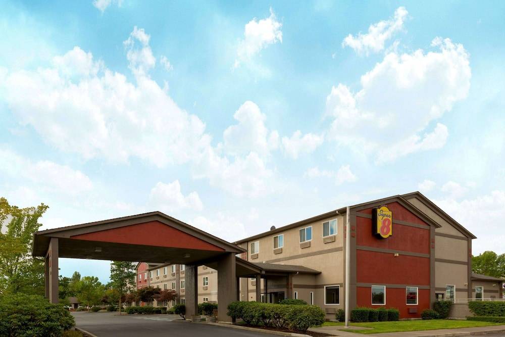 Super 8 by Wyndham Woodburn 1