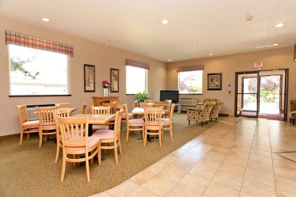 Super 8 by Wyndham Woodburn 2