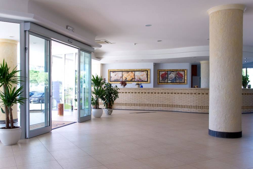 Roses Hotel 2