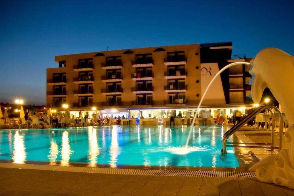 Roses Hotel 1