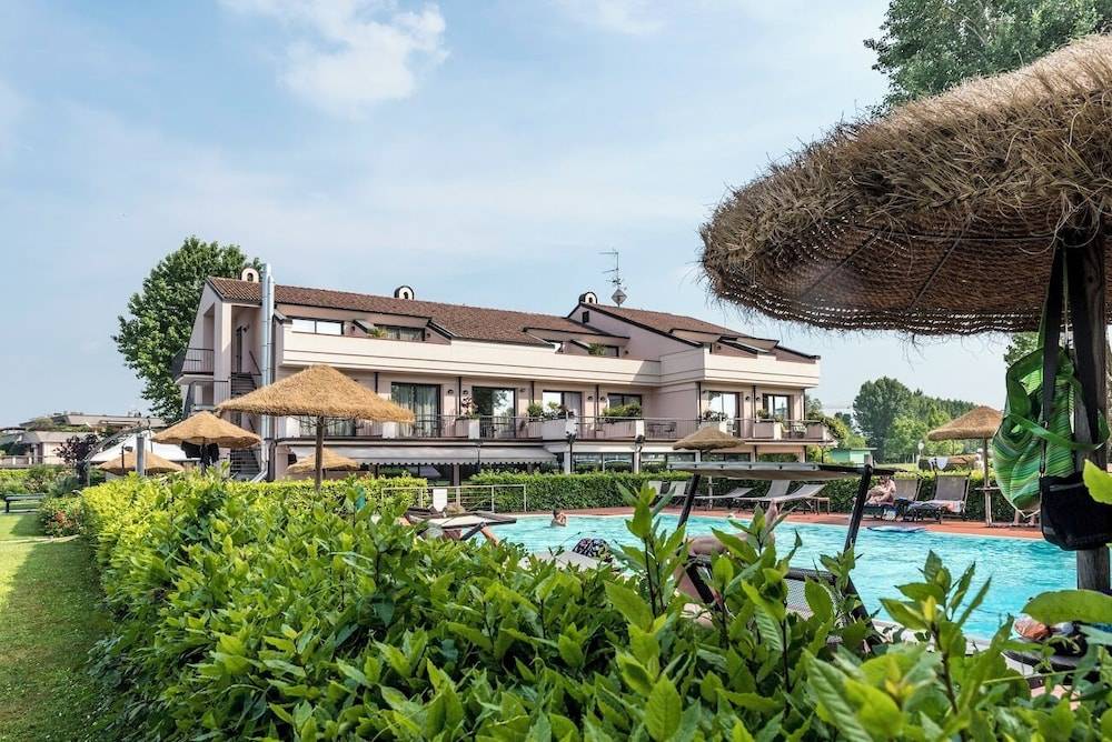 Yachting Hotel Mistral 1