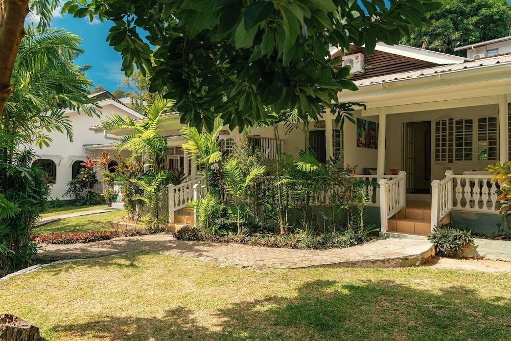 Beau Vallon Bungalows 1