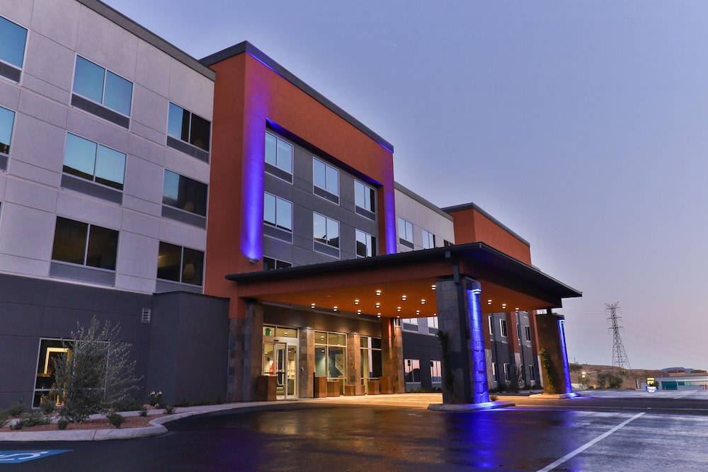 Holiday Inn Express & Suites HENDERSON SOUTH - BOULDER CITY by IHG 1
