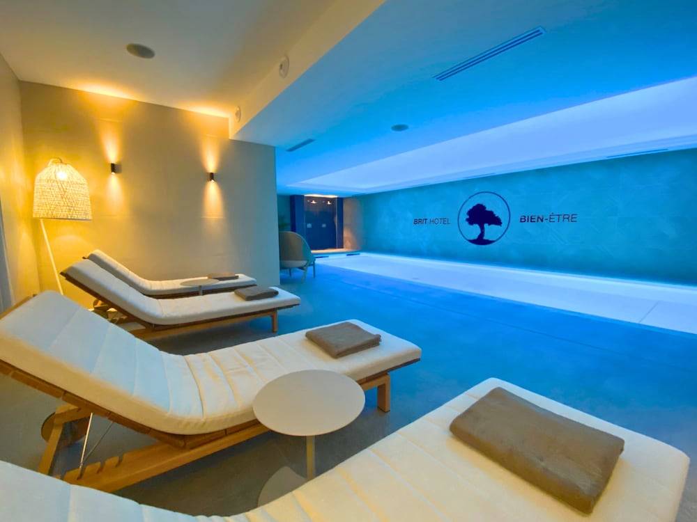 Brit Hotel Piscine & Spa - Fougères 1