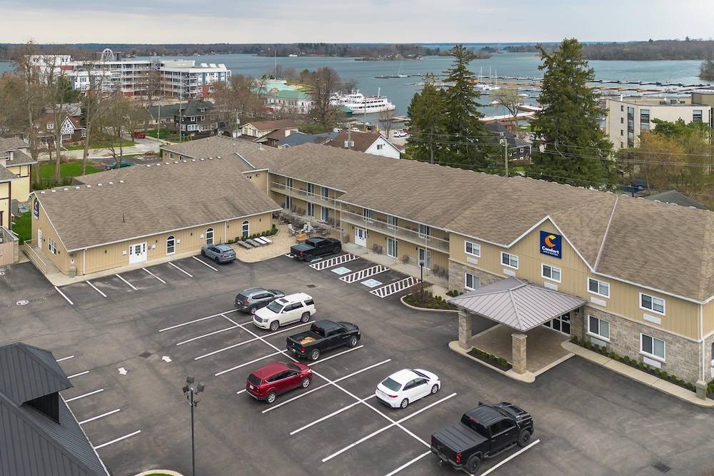 Comfort Inn & Suites Thousand Islands Harbour District 1