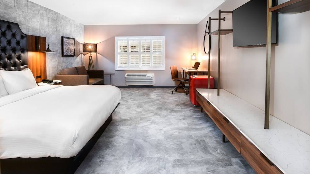 Hollywood Inn Suites Hotel 1