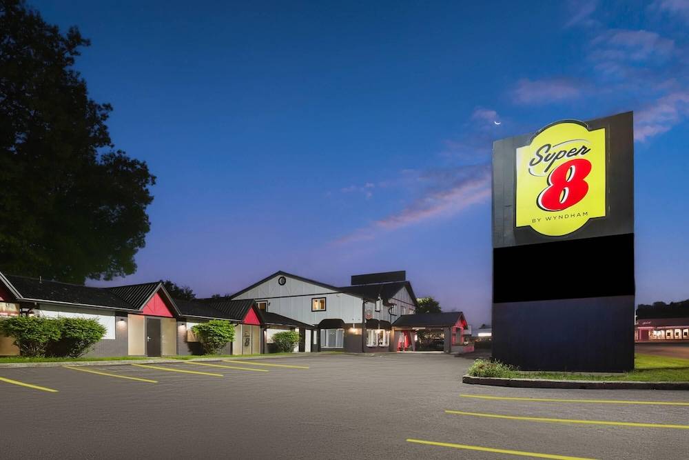 Super 8 by Wyndham Gananoque/Country Squire Resort 1