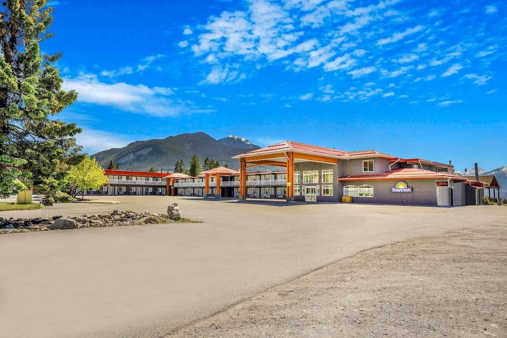 Days Inn by Wyndham Golden 1