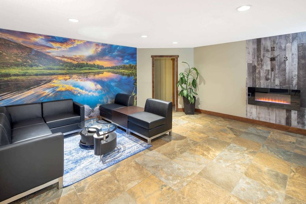 Travelodge by Wyndham Golden Sportsman Lodge 2