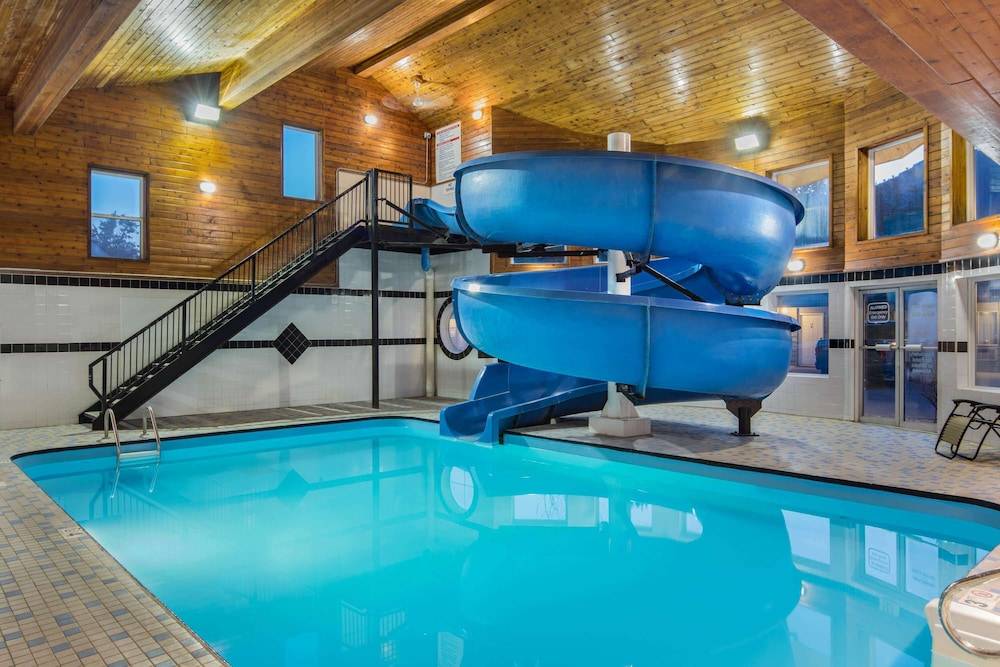 Travelodge by Wyndham Golden Sportsman Lodge 1